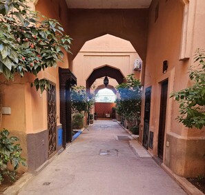 المنطقة المحيطة بالمنشأة