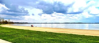 Lake Life for Two -Walk to Marina + Close to Beach