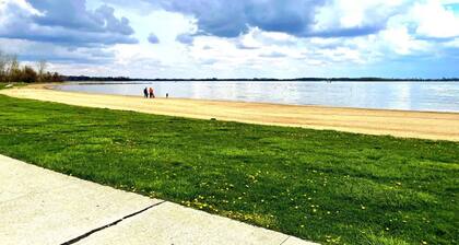 Lake Life for Two -Walk to Marina + Close to Beach