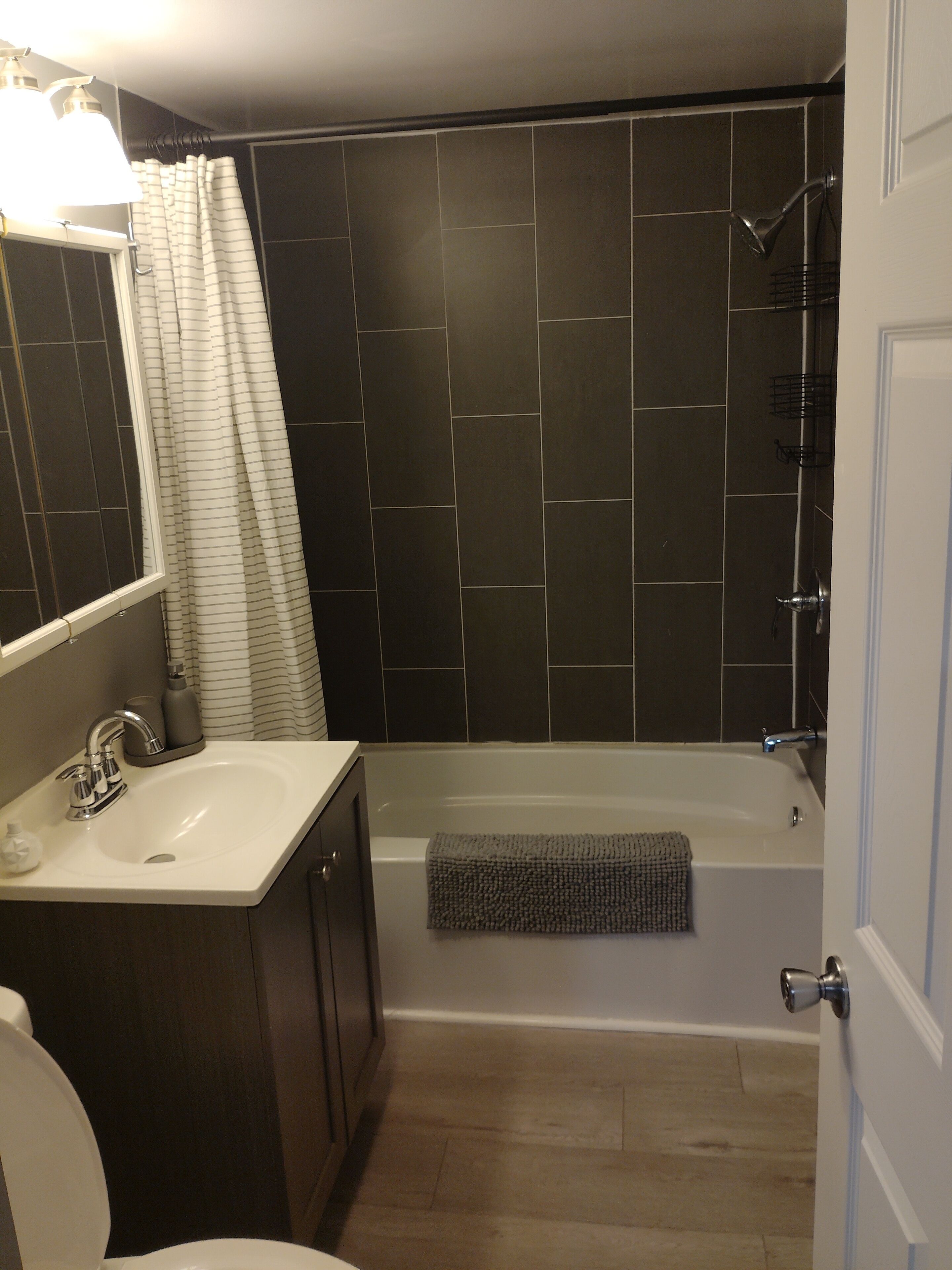 Haartrockner, Handtücher, Seife, Toilettenpapier