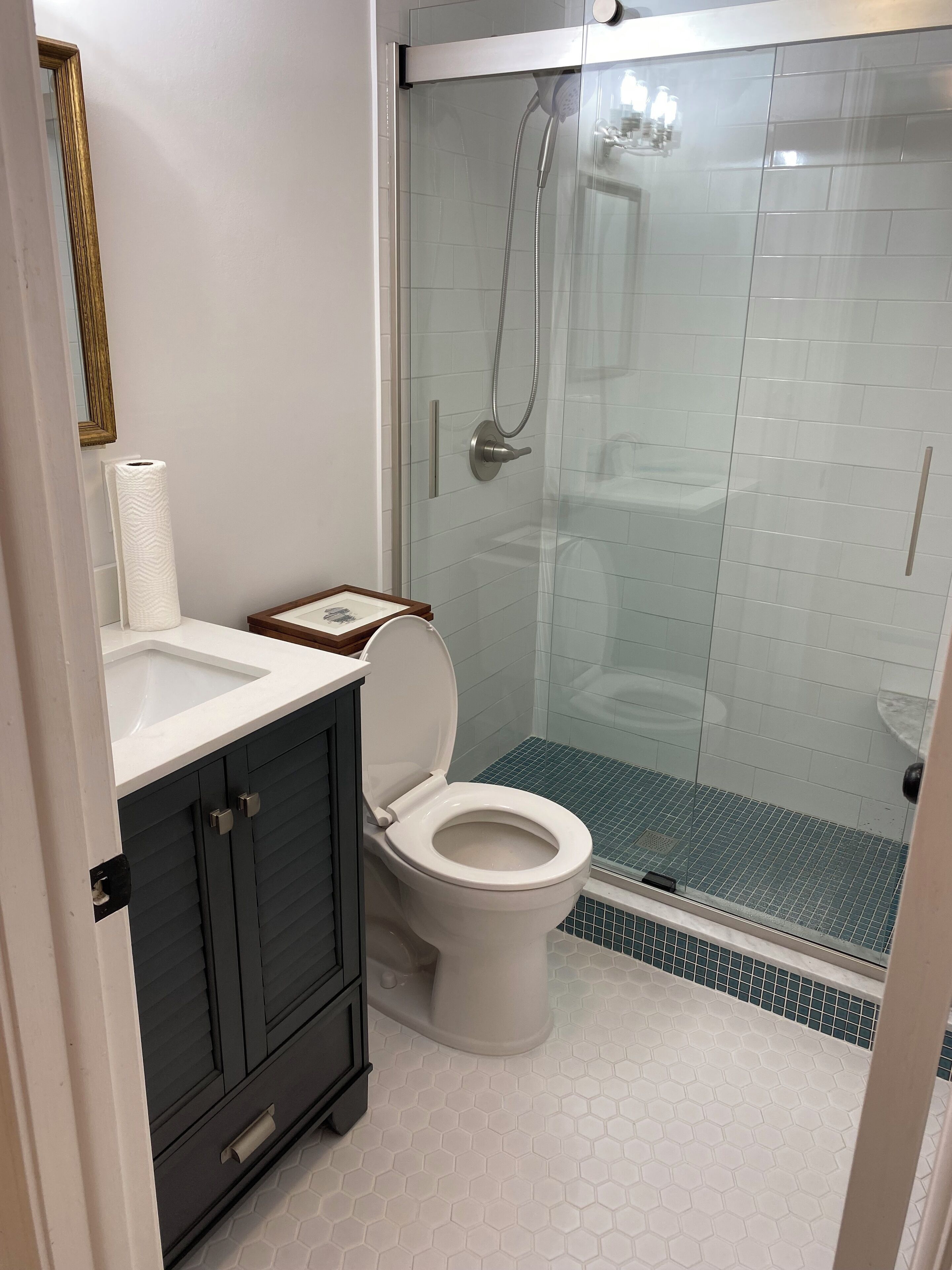 Een douche, een haardroger, handdoeken, zeep