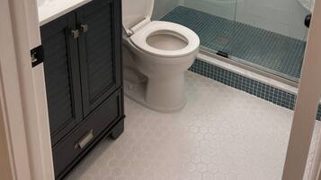 Een douche, een haardroger, handdoeken, zeep