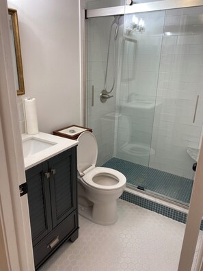 Een douche, een haardroger, handdoeken, zeep