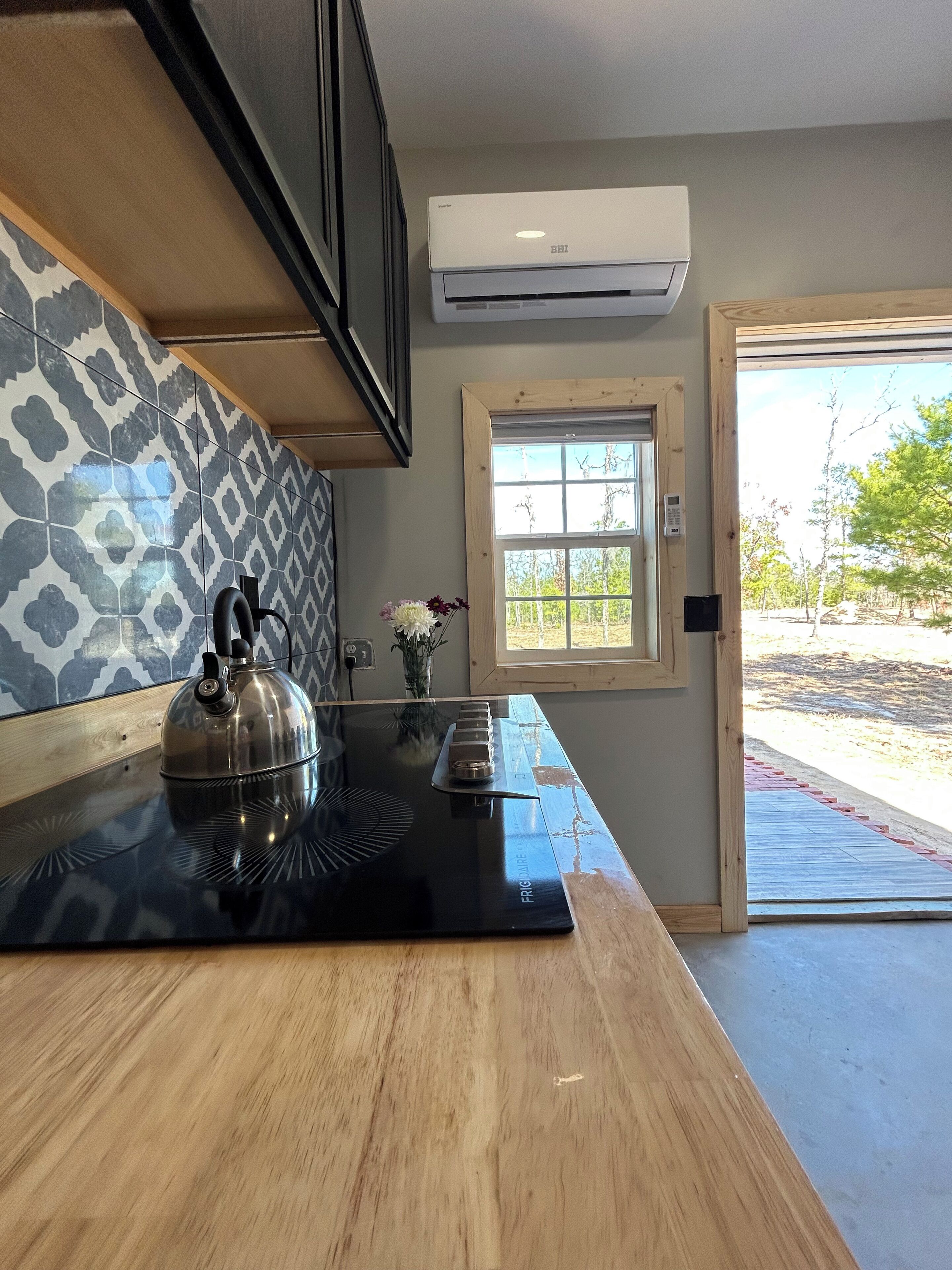 Jääkaappi, mikroaaltouuni, liesi, kahvin-/teenkeitin