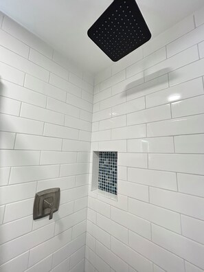 Ducha, secador de pelo, toallas, jabón