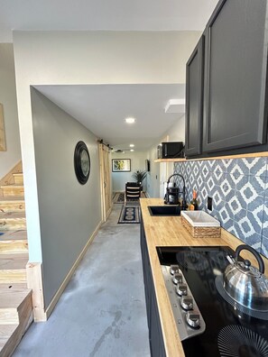 Refrigerador, microondas, parrilla de estufa y cafetera y tetera 