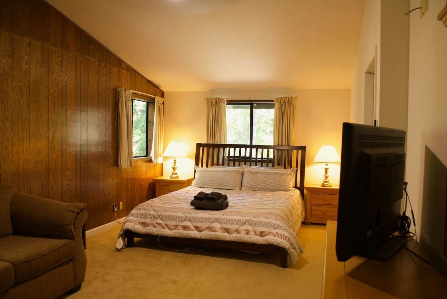 3 bedrooms, iron/ironing board, WiFi, bed sheets