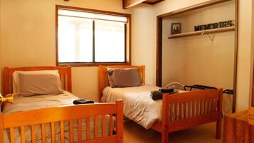 3 habitaciones, tabla de planchar con plancha, wifi y ropa de cama