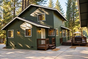 A two-story cabin with a front porch, multiple windows, and a deck area. - Family Cabin Near Murphys | Lake, Hiking & Stargazing (Arnold)