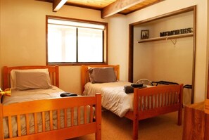 3 室のベッドルーム、アイロン / アイロン台、WiFi、ベッドシーツ
