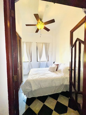 2 bedrooms, iron/ironing board, WiFi, bed sheets - Balcony Views of Old San Juan (Old San Juan)