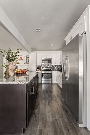 Private kitchen - Epic Luxury Texas Willow Ranch w/ Pool, Game Room, Soccer, BBQ, Fire table (North Richland Hills)