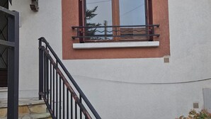 A building with a window, a balcony, and a staircase. - Studio in Champigny sur marne near Disneyland (Champigny-sur-Marne)