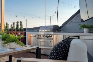 Outdoor dining - Brand New*9 Bed Luxe Stay*Rooftop·Hot Tub·Pool·Bar (Nashville)