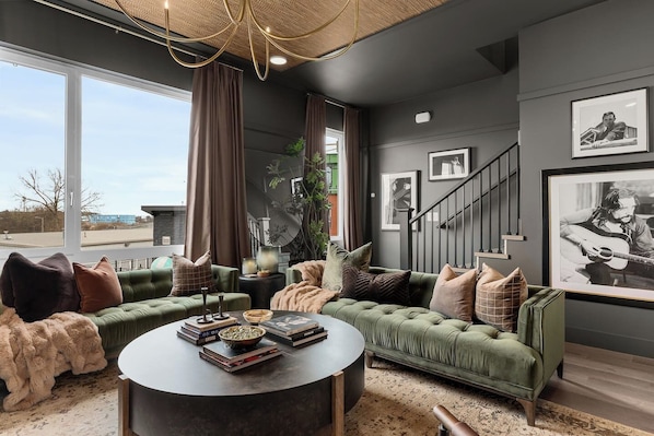 Smart TV, fireplace, books - Brand New*9 Bed Luxe Stay*Rooftop·Hot Tub·Pool·Bar (Nashville)
