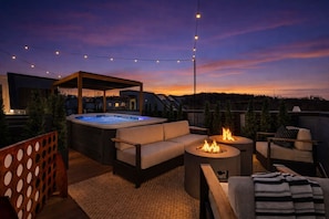 Terrace/patio - Brand New*9 Bed Luxe Stay*Rooftop·Hot Tub·Pool·Bar (Nashville)