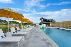 Outdoor pool - Brand New*9 Bed Luxe Stay*Rooftop·Hot Tub·Pool·Bar (Nashville)