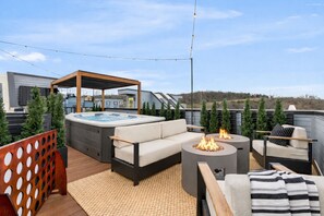 Terrace/patio - Luxe 4 Bedrm Private Rooftop, Downtown Views Hot Tub, Unique Entertainment Room (Nashville)