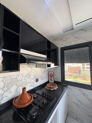 Kylskåp, mikrovågsugn, mixer och kastrull för hummer/krabba