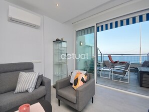 TV - Renovated beachfront apartment with air conditioning (Platja d'Aro)