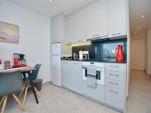 Wasserkocher mit Kaffee-/Teezubehör, Kühlschrank, Mikrowelle