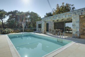 Outdoor pool - Ouzo Stone House2 with Private Pool and Parking (Plomari)