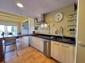 Fridge, microwave, oven, dishwasher - Apartment with Terrace, Parking, and Air Conditioning in Roses (Roses)