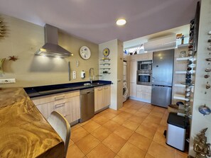 Fridge, microwave, oven, dishwasher - Apartment with Terrace, Parking, and Air Conditioning in Roses (Roses)