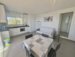 TV - Bright apartment in Roses with pool and private garage (Roses)
