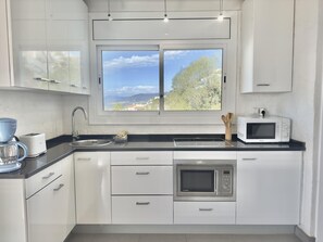 Fridge, microwave, oven, coffee/tea maker - Bright apartment in Roses with pool and private garage (Roses)