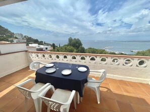 Outdoor dining - Bright apartment in Roses with pool and private garage (Roses)