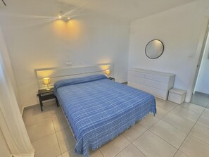 1 bedroom, free WiFi - Bright apartment in Roses with pool and private garage (Roses)