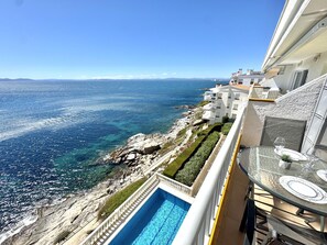 Outdoor dining - Beautiful apartment with pool, parking, and views of the Bay of Roses (Roses)