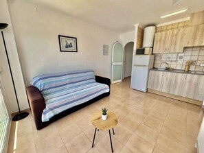 TV - Beautiful apartment with pool, parking, and views of the Bay of Roses (Roses)