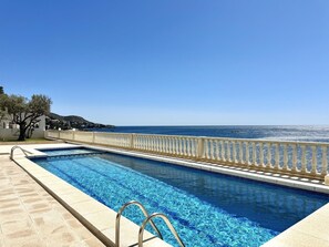 Pool - Beautiful apartment with pool, parking, and views of the Bay of Roses (Roses)