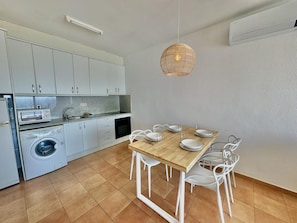 Coffee/tea maker, fridge, microwave, oven - Apartment with pool and parking 700m from the beach (Roses)