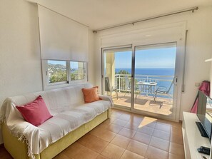 TV - Apartment with pool and parking 700m from the beach (Roses)