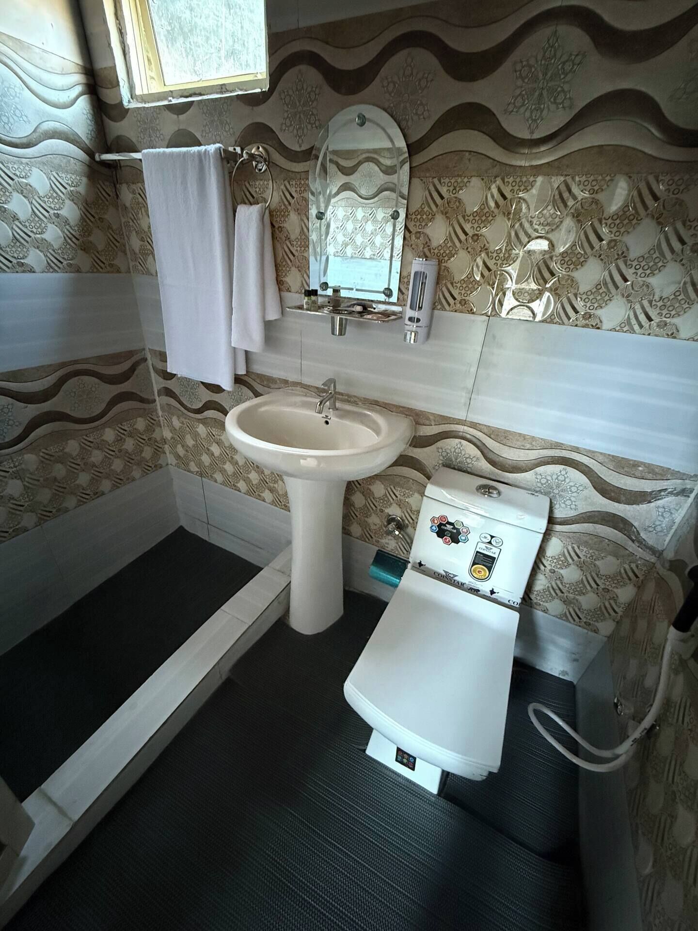 Dusche, Bidet, Handtücher, Seife