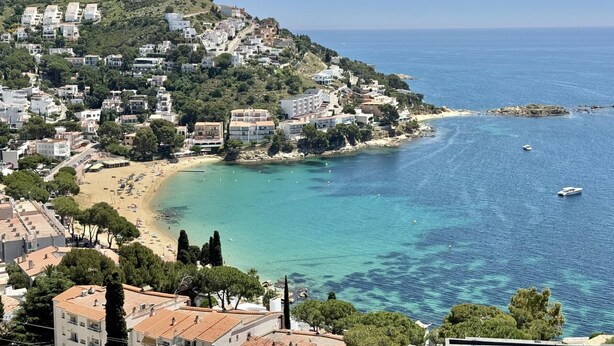 A coastal town with buildings, a beach, and clear blue waters. - Apartment in Roses with terrace, private parking, and equipped kitchen (Roses)