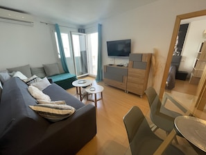 TV - Charming Apt with Pool, 360º Terrace, Near Beach & Town - Sleeps 4, A/C, Elevator (Roses)