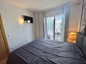 1 bedroom - Charming Apt with Pool, 360º Terrace, Near Beach & Town - Sleeps 4, A/C, Elevator (Roses)