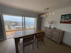 Dining - Comfortable apartment in Roses, 2 bedrooms, air conditioning, internet, parking (Roses)