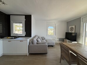 TV - Comfortable apartment in Roses, 2 bedrooms, air conditioning, internet, parking (Roses)