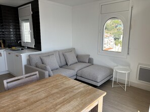 TV - Comfortable apartment in Roses, 2 bedrooms, air conditioning, internet, parking (Roses)
