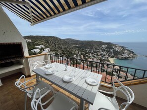 Outdoor dining - Comfortable apartment in Roses, 2 bedrooms, air conditioning, internet, parking (Roses)