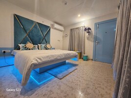 Suite, 1 cama de matrimonio grande, vistas a la ciudad, planta ejecutiva | Decoración individual y mobiliario individual