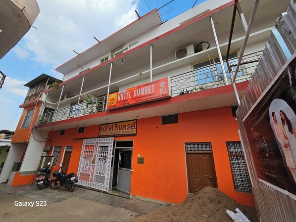 Front of property - Hotel Sunset Orchha (Orchha)
