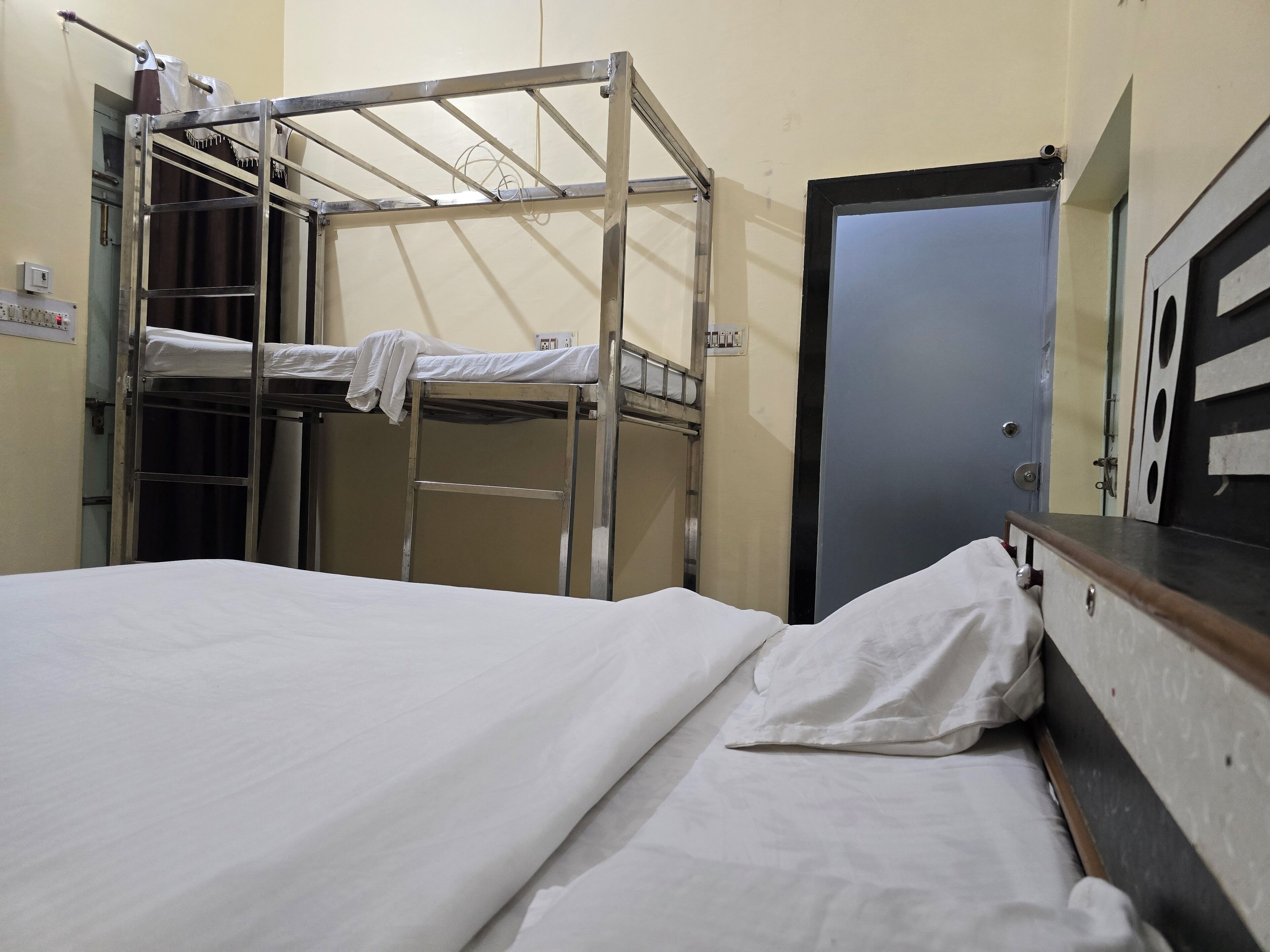 Iron/ironing board, free WiFi, bed sheets