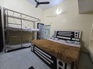 Economy vierpersoonskamer, meerdere bedden, privébadkamer, op benedenverdieping | Een strijkplank/strijkijzer, gratis wifi, rolstoeltoegankelijk