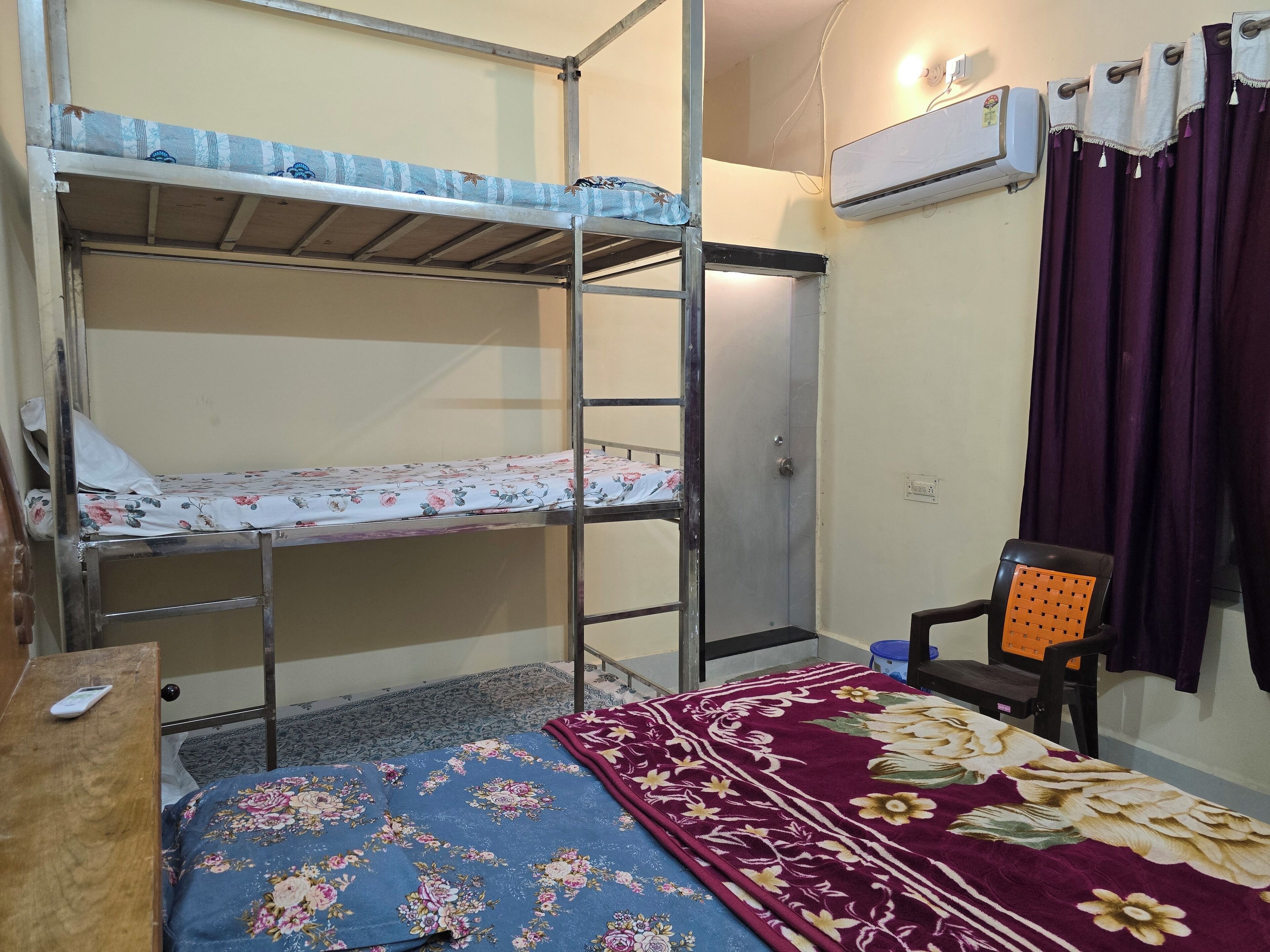 Economy vierpersoonskamer, meerdere bedden, privébadkamer, op benedenverdieping | Een strijkplank/strijkijzer, gratis wifi, rolstoeltoegankelijk